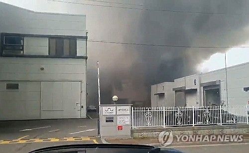 화성 일차전지 제조 공장서 치솟는 연기