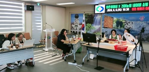 라이브커머스 방송하는 농민들