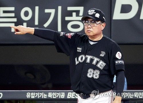 선수 교체 알리는 김태형 감독