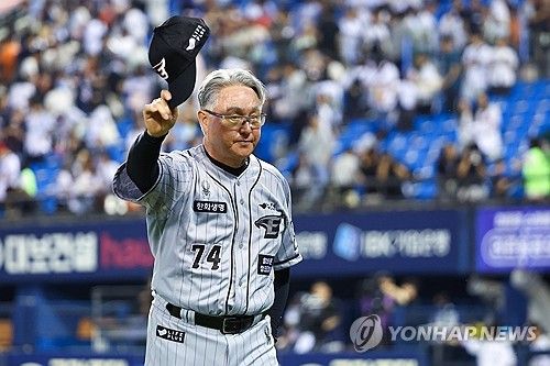 관중에 인사하는 김경문 감독