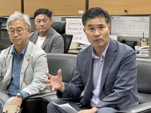 민주당 이원택(오른쪽) 의원