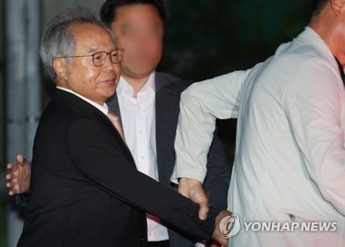 현장 벗어나는 오거돈 전 부산시장