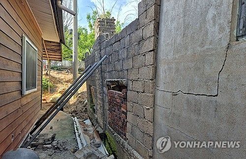 지진으로 갈라진 담벼락