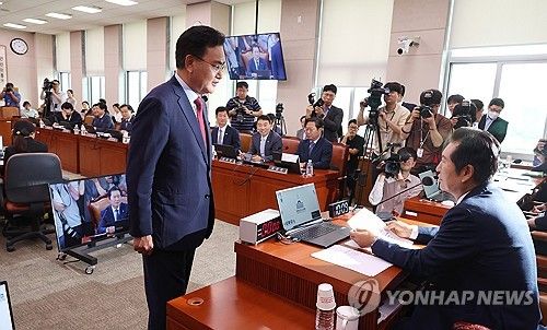 법사위원장에게 항의하는 국민의힘