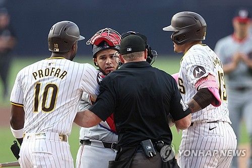 신경전 펼치는 샌디에이고 프로파르(왼쪽)와 워싱턴 루이스