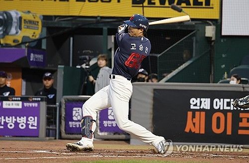 안타 날리는 고승민