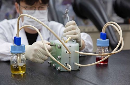 비올로겐 적용한 레독스 흐름전지 조립하는 연구원