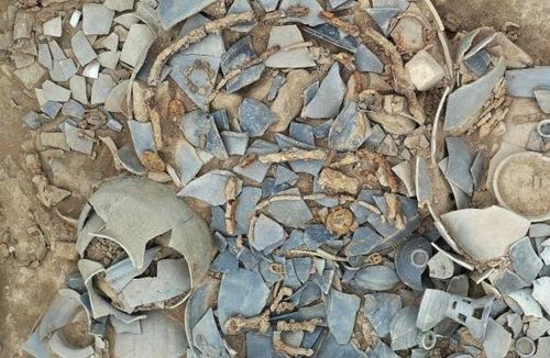 J172호 부곽 말갖춤 및 삼단 투창 굽다리접시(오른쪽 아래)