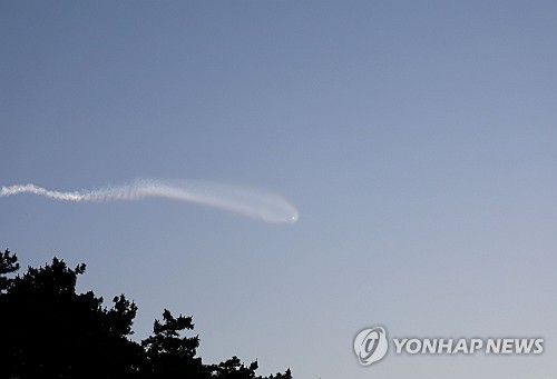 동해로 시험발사한 북한의 탄도미사일 추정 물체
