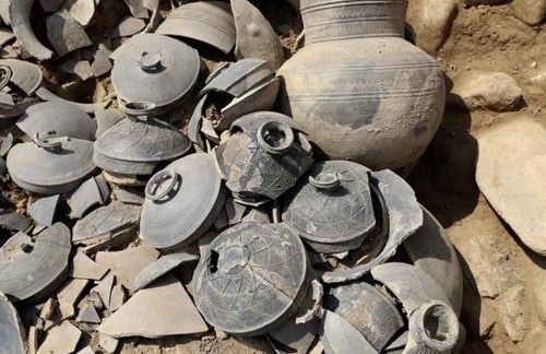 J172호 부곽에서 출토된 꽃잎형 선각문 뚜껑 모습 