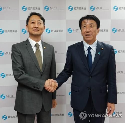 악수하는 한일 산업통상장관