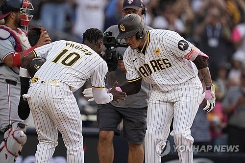 보란듯이 하이파이브하는 프로파르(왼쪽)와 마차도