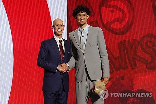 애덤 실버 NBA 커미셔너와 자카리 리자셰