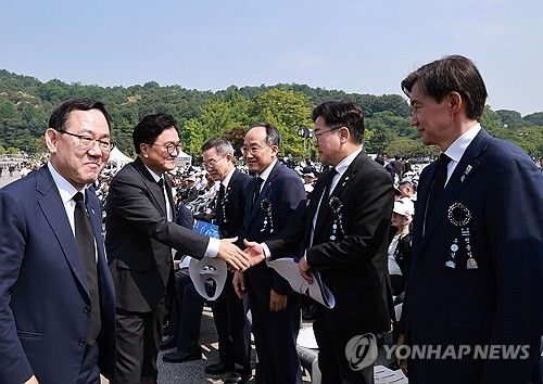 여야 원내대표들과 인사하는 우원식 국회의장