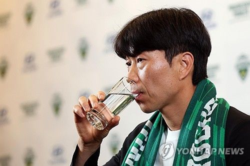 목 타는 김두현 전북 현대 신임 감독