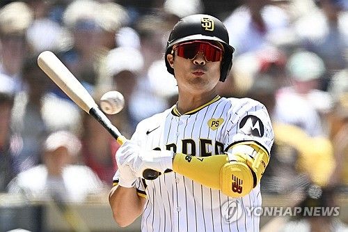 5회말 타석에서 몸쪽 공을 피하는 김하성 