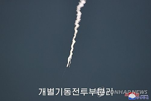 북, 어제 다탄두미사일 시험…"개별기동 탄두분리·유도조종 성공"