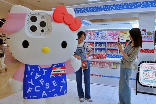 롯데백화점 '헬로키티 50주년 기념 케이스티파이' 팝업