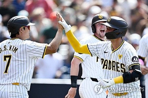 히가시오카(오른쪽)와 하이파이브하는 김하성