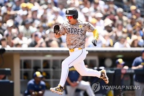 홈경기에서 역주하는 김하성