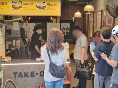 출근길 손님들로 북적이는 저가 커피 매장