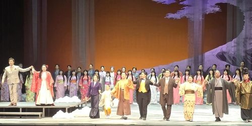 관객에게 인사하는 '나비부인' 출연진들