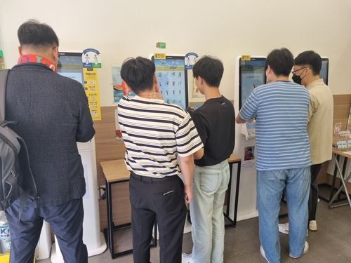 점심시간 여의도의 한 저가 커피 매장