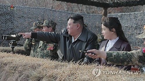 북한 김정은, 딸 주애와 공수부대 훈련 지도