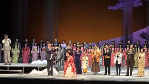 관객의 환호에 화답하는 임세경