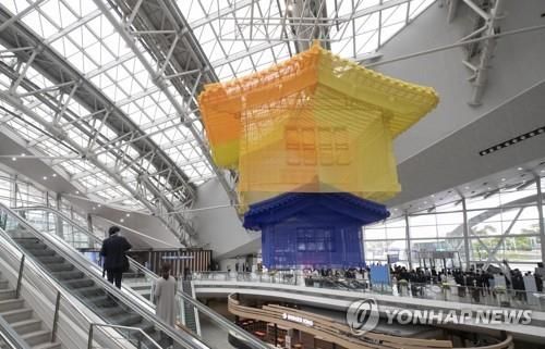 인천국제공항1여객터미널에 설치돼 있는 서도호 작가의 '집속의 집'[연합뉴스 자료사진]