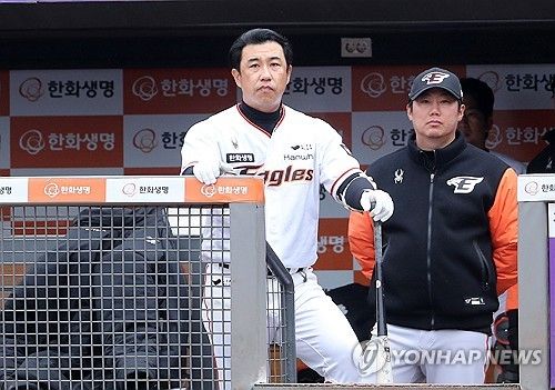 경기 지켜보는 김강민(왼쪽)