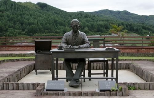 가산 이효석 동상