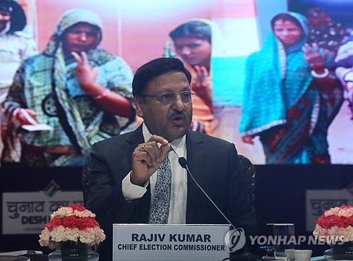 3일 총선 투표율 등 설명하는 쿠마르 선관위 위원장