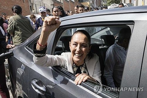 투표 마치고 주먹 들어 보이는 셰인바움