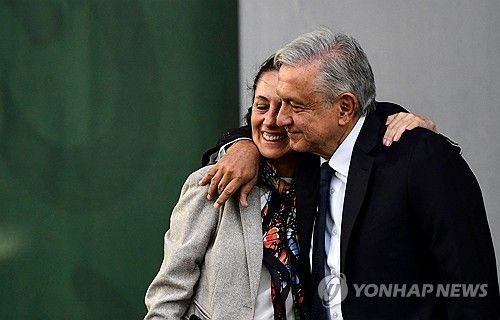 2019년 멕시코시티 시장 시절에 로페스 오브라도르 대통령과 인사하는 셰인바움 당선인