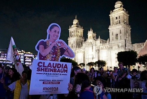 멕시코시티 소칼로 광장에 집결한 셰인바움 지지자