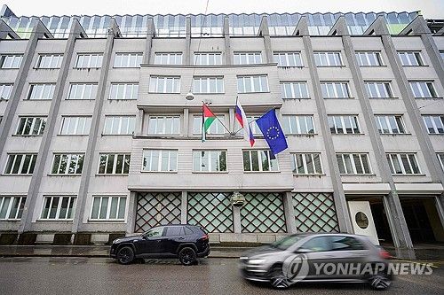 슬로베니아 정부 청사에 슬로베니아 및 유럽연합(EU) 국기와 함께 걸린 팔레스타인 국기 
