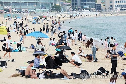 해수욕장 문 활짝