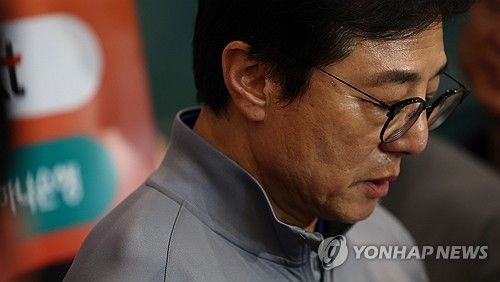 어두운 표정의 황선홍 U-23 축구대표팀 감독