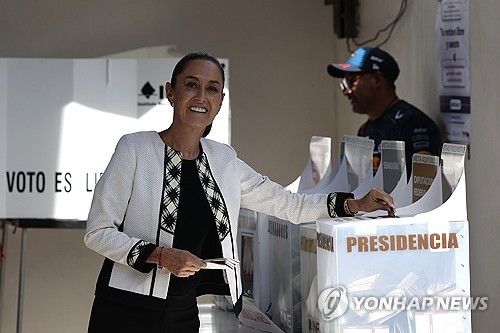 투표하는 셰인바움 후보