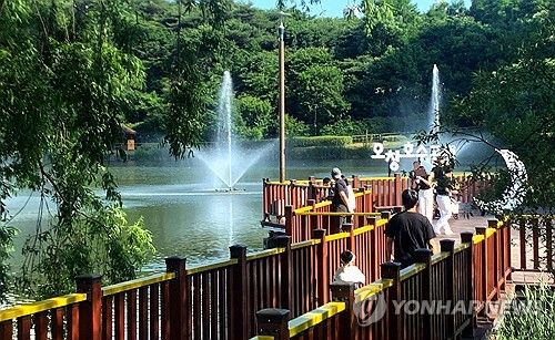 휴식 취하는 시민들