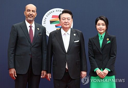 [한-아프리카 정상회의] 윤석열 대통령 부부, 리비아 부위원장과 기념촬영