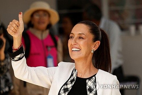 환하게 웃는 셰인바움 당선인