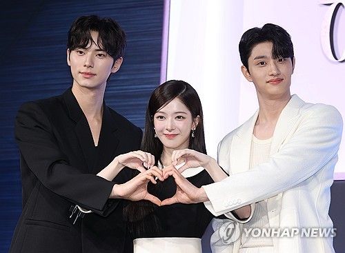 하트 만드는 이채민-노정의-김재원