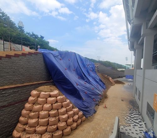 전국체전 앞둔 김해종합운동장 일부 옹벽 붕괴 