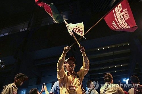 기뻐하는 셰인바움 지지자