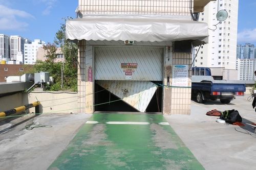 차량용 승강기로 돌진한 승용차