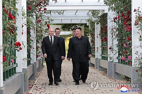 산책하는 김정은과 푸틴