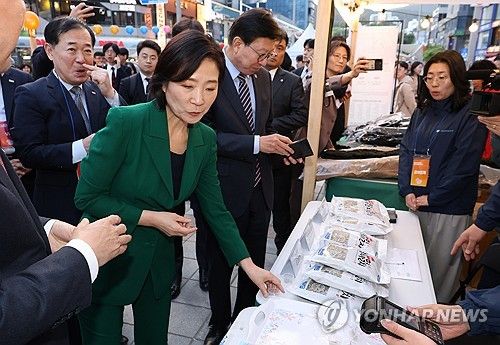 부스 둘러보는 오영주 장관