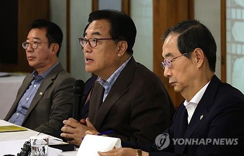 발언하는 정진석 비서실장